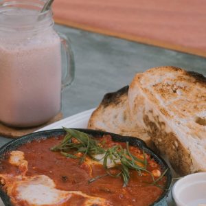 a plate of shakshuka and a smoothie in the Kalipay restaurant