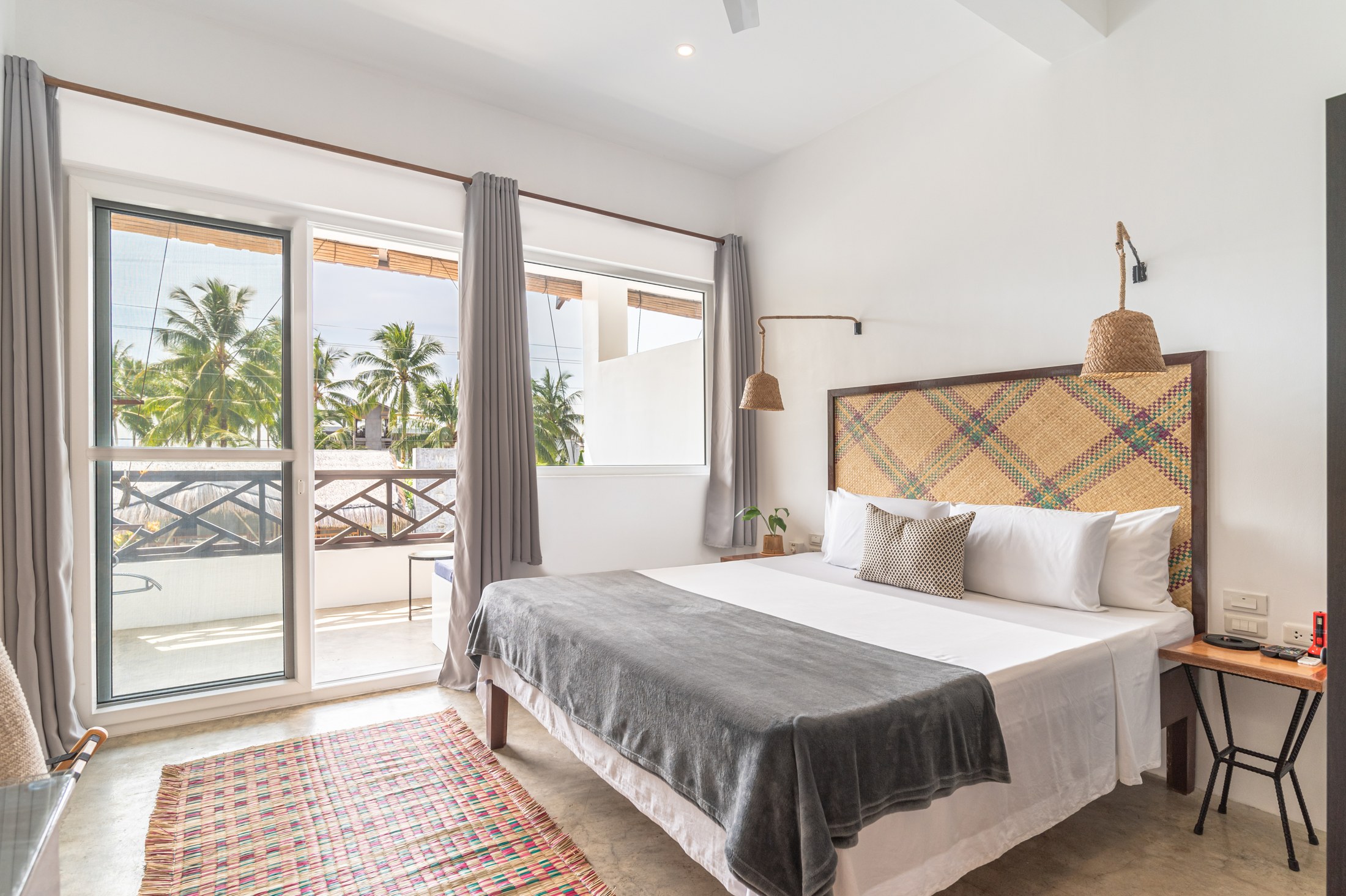 Luxury King Room with Balcony: king-size bed and balcony