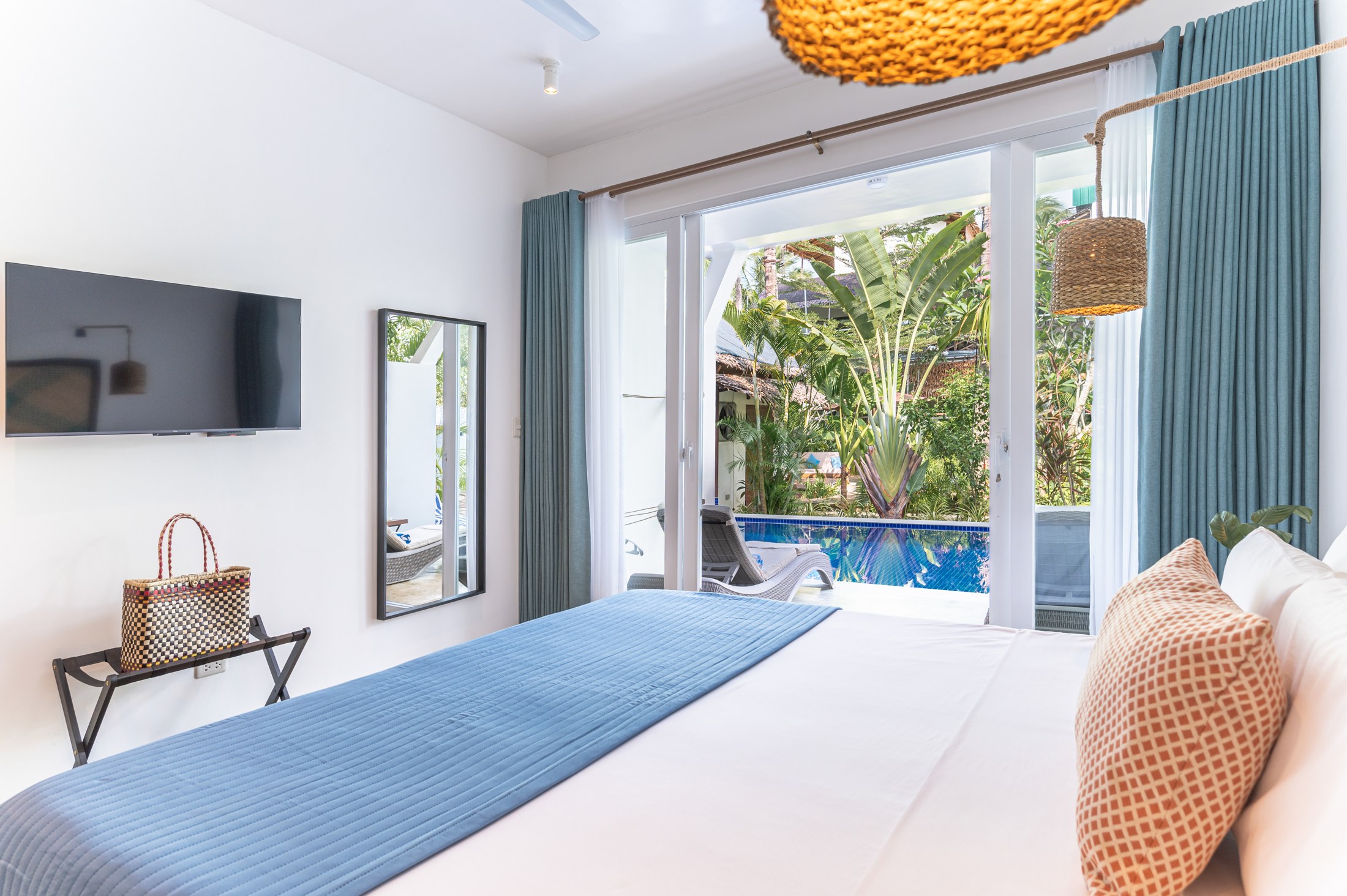 Poolside King Suite: bed and balcony view